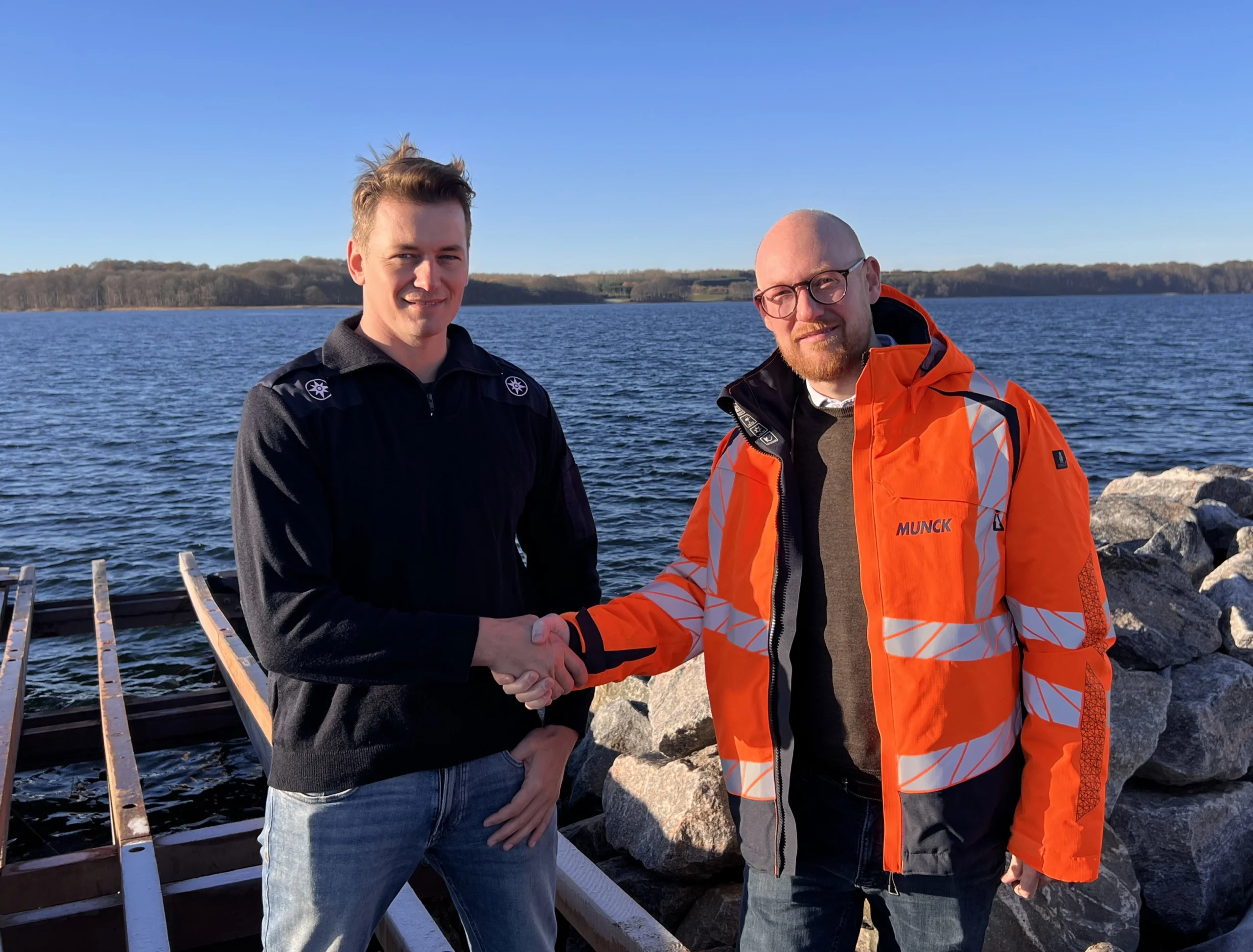 Søren Jensen (tv) og Benny Ebbe Jørgensen (th) giver hinanden et håndtryk